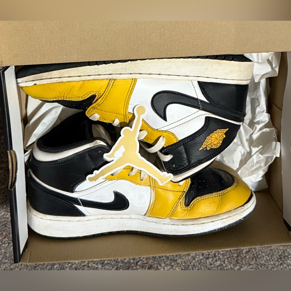 Nike Air Jordan 1 Basketball Shoes 5Y mid gs yellow black white Youth Big Boy’s